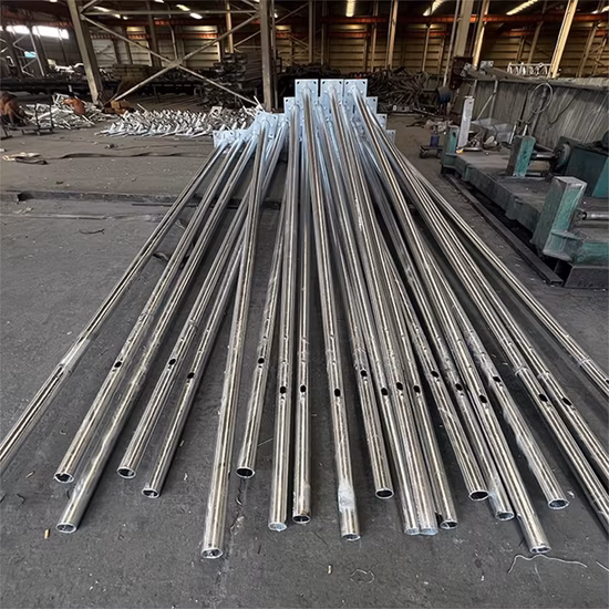 Poteau d'éclairage public à énergie solaire